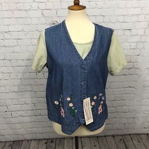 grey shirt w/ denim vest & flower embroidery 💐✨